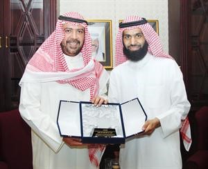 الشيخ احمد الفهد يتسلم درعا تذكارية من محمد فهاد﻿