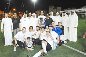 محمد الرجيب مع فريق الوطنية للاتصالات الفائز بلقب البطولة
﻿