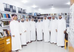 الحسيني والطيار في لقطة جماعية بمكتبة السادة الاشراف ويبدو القنصل السعودي في الكويت
