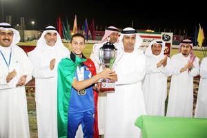 قائد المنتخب الوطني عبدالله القطان يتسلم كاس البطولة
﻿