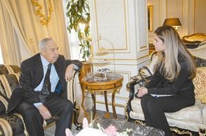 دعلي التريكي متحدثا للزميلة بيان عاكوم احمد باكير