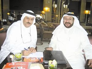 مفؤاد الوهيب موقعا الاتفاقية مع عبدالرحيم النقي
