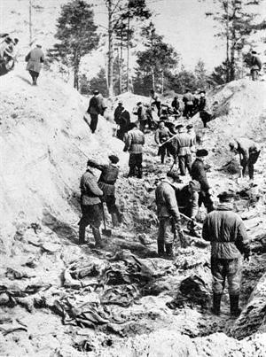 صورة ارشيفية تعود لعام 1943 لعمليات انتشال جثث ضحايا مجزرة كاتين افپ