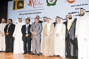 العم حمود الرومي وعدنان الجريوي خلال افتتاح تجمع الرحمة التعليمي﻿