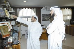 رجل الاعمال عدنان الجريوي يطلع الزميل ناصر الخالدي على بعض الدروع التذكارية﻿﻿محمد ماهر﻿