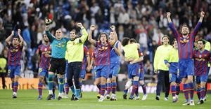 لاعبو برشلونة يحيون جماهيرهم في قلب سانتياغو برنابيو بعد الفوز على ريال مدريد رويترز
