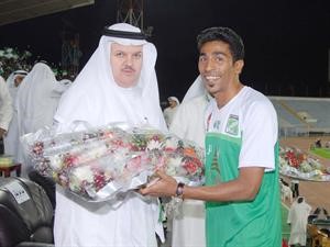 علي عمر يقدم باقة ورد الى بدر العتيبي﻿