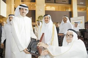 الشيخ صالح كامل والشيخ خليفة بن جاسم بن محمد ال ثاني يسلمان الجائزة الى مرزوق الخرافي