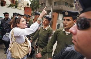 الناشطة المصرية جميلة اسماعيل زوجة المرشح السابق للرئاسة في مصر ايمن نور تقف امام الحاجز الامني الذي اقامته السلطات المصرية لمنع الوصول الى سفارتنا في القاهرة اپ