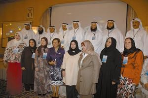 دموضي الحمود وبدرية الخالدي في صورة جماعية مع المشاركين في الملتقى﻿