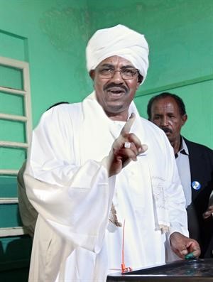 الرئيس السوداني عمر البشير بعد الادلاء بصوته في الخرطوم 		اپ﻿