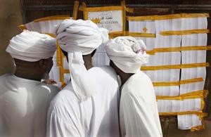 مقترعون سودانيون يبحثون عن اسمائهم في القوائم الانتخابية في احدى مدارس بلدة الفاشر امس 				اپ﻿