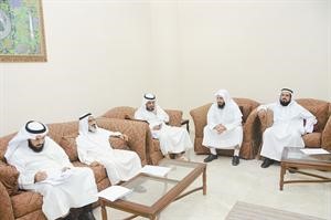 دعجيل النشمي ودجمعان الحربش وبعض الحضور
