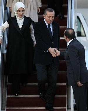 ورئيس الوزراء التركي اردوغان وحرمه لدى وصولهما الى واشنطن للمشاركة في القمة النووية 	 اپ﻿