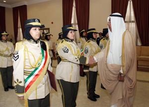 ومصافحا احدى خريجات الدفعة الثانية من معهد الهيئة المساندة﻿