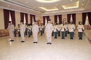 الخريجون والخريجات خلال اداء القسم﻿