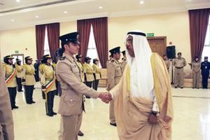 الخالد مصافحا احد خريجي اكاديمية الشارقة﻿