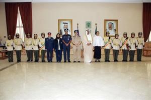 وزير الداخلية الشيخ جابر الخالد متوسطا خريجات الهيئة المساندة خلال حفل القسم امس﻿