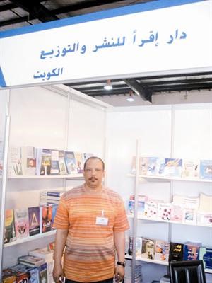 احد اصحاب دور النشر الكويتية المشاركة في معرض راس الخيمة﻿