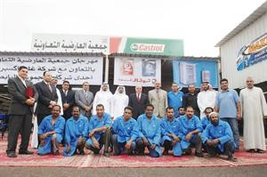 عادل ملفي واحمد رمضان يتوسطان المشاركين في افتتاح مهرجان البنشر
