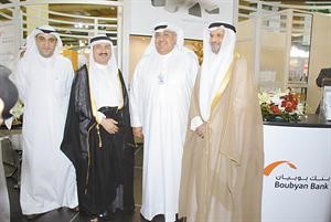 عيسى خدادة في جناح البنك عقب افتتاح المعرض
