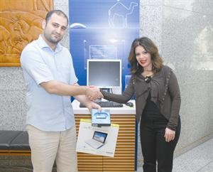 ممثلة البنك الوطني مكرمة وليد سليمان احد الفائزين﻿