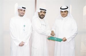 سعيد توفيقي يقدم شيك الدعم للشامري والى يمينه يوسف الرويح﻿