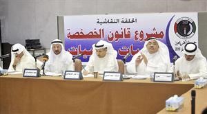 المتحدثون في ندوة جمعية الخريجين وهم من اليمين عوض المطيري واحمد الديين ودبدر الديحاني وعبدالوهاب الوزان وعلي النمش﻿