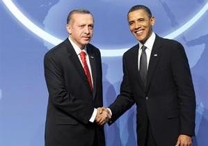 ويصافح رئيس وزراء تركيا رجب طيب اردوغان افپ