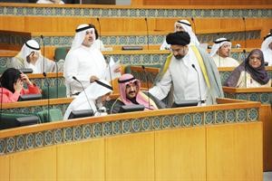 صالح عاشور متحدثا وسيد حسين القلاف في نقاش جانبي مع سمو رئيس الوزراء
