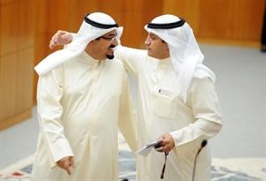 عسكر العنزي يهم بالسلام على الشيخ احمد العبدالله
