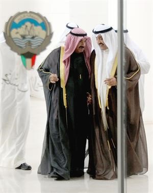 الرئيس جاسم الخرافي وسمو رئيس مجلس الوزراء الشيخ ناصر المحمد لحظة دخولهما بوابة مجلس الامة امس
متين غوزال