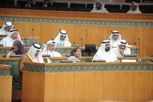 النائب الاول لرئيس الوزراء ووزير الدفاع الشيخ جابر المبارك ودموضي الحمود ودمحمد العفاسي خلال الجلسة
