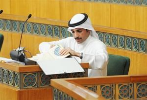 مرزوق الغانم يفتش في اوراقه
