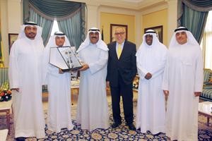 الشيخ مشعل الاحمد يتسلم درعا تذكارية من وفد جمعية هواة اللاسلكي