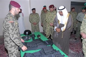 الشيخ مشعل الاحمد في جولة تفقدية لكتيبة مكافحة الارهاب
