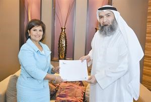 زكي الجراح متبادلا وثائق عقد الرعاية مع نبيلة العنجري