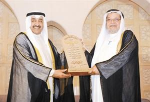 الرئيس جاسم الخرافي مكرما دعبدالرحمن السميط﻿﻿متين غوزال﻿