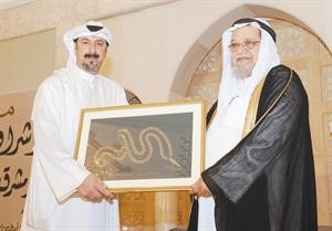 ولوحة كتب عليها لفظ الجلالة الله﻿