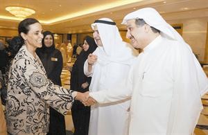 العميد كامل العوضي وعبدالواحد العوضي مع الشيخة امثال الاحمد﻿