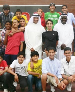 سلمان حسين يتوسط لاعبي كاظمة تحت 13 سنة﻿