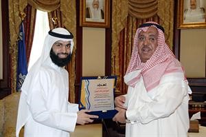 الشيخ جابر الخالد يتسلم درعا من محمد فهاد﻿