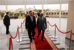 رئيس مجلس الامناء عبدالله الشرهان والوزير الارجنتيني خوسيه لينو باراناو خلال الجولة﻿