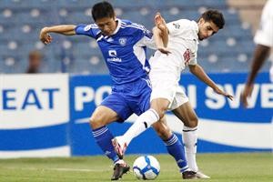 الكوري الجنوبي لي يونغ بيو لاعب الهلال يحاصر حسن الهيدوس لاعب السد اپ