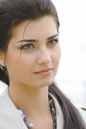 الممثلة التركية توبا الشهيرة بلميس