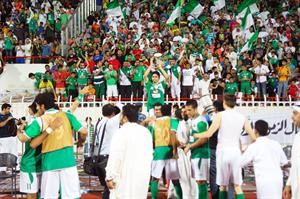لاعبو العربي يحتفلون مع الجماهير بالفوز على القادسية والتاهل الى نهائي كاس ولي العهد محمد ماهر
