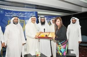 الرشيد تقدم درعا تذكارية لحسين﻿