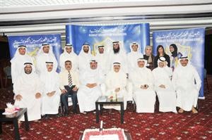 مهاني حسين يتوسط فريق العمل والمهندسين الخليجيين والكويتيين﻿