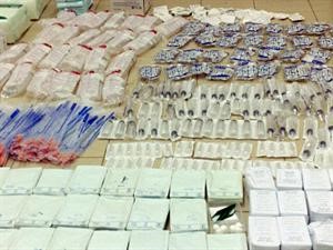 حقن وامبولات انسولين وضمادات ضمن الكمية المضبوطة