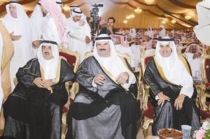 الشيخ فهد سالم العلي يتوسط الشيخ مالك الحمود ومشعل بن حثلين